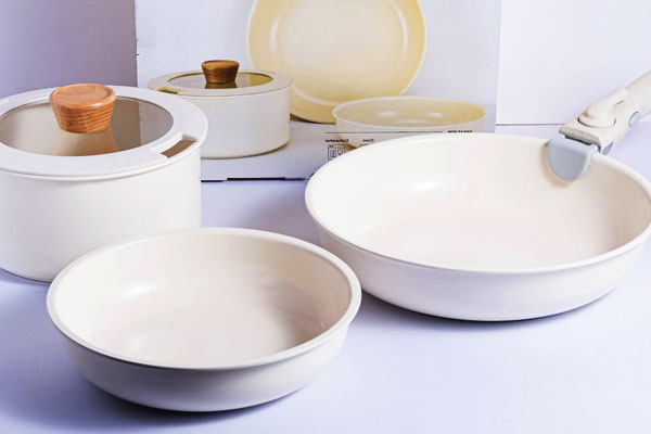 Ceramic coated metal cookware